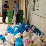 مدرسة التضامن التاسعة بالفهود توزع سلالاً غذائية على عوائل الأيتام بدعم من مكتب مبرات التضامن